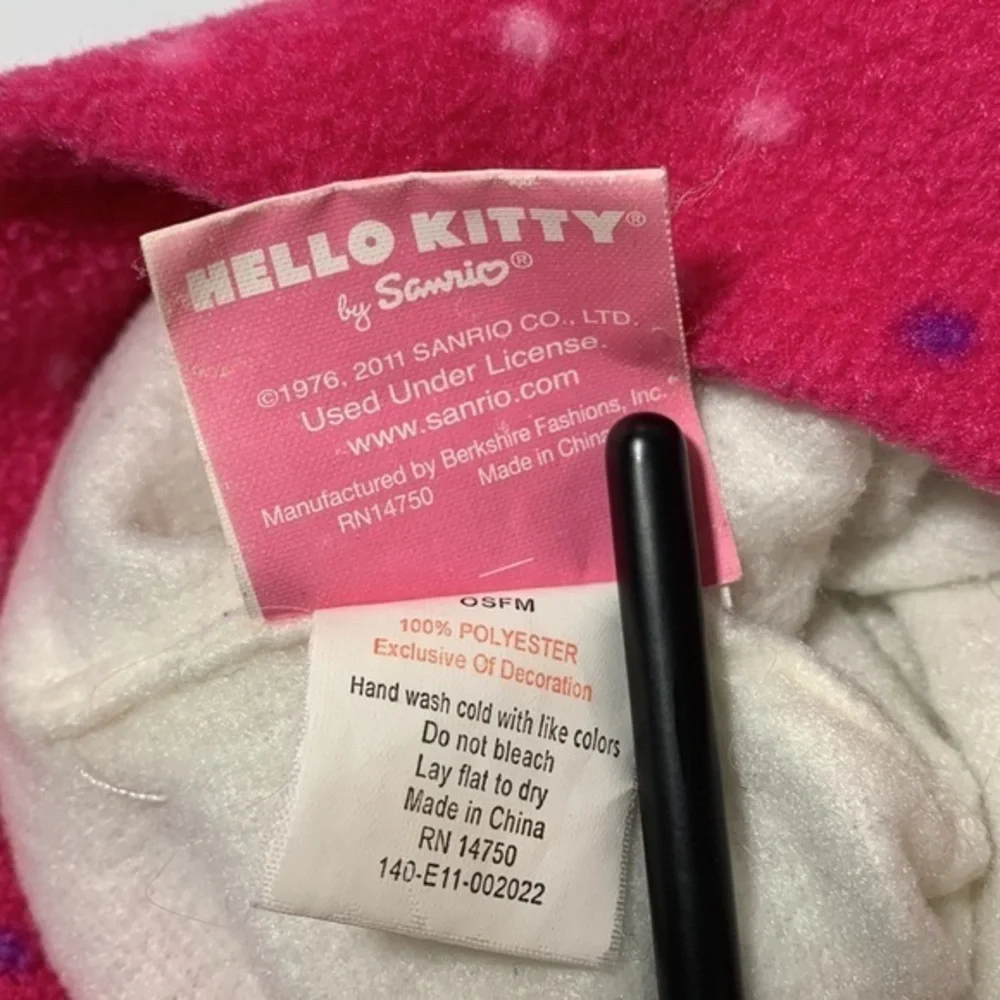 Hello Kitty youth fleece hat with polka dots & bow.  100% polyester. ‎ GUC